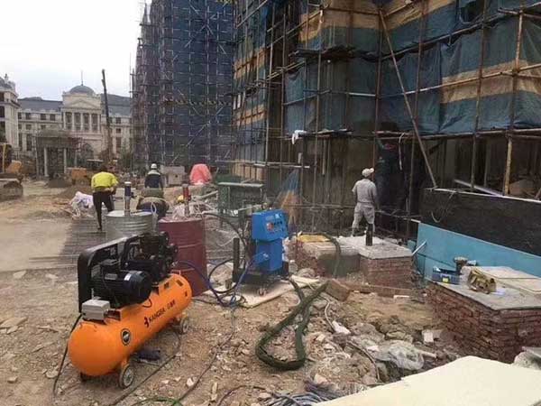 外墻聚氨酯發(fā)泡機(圖1) 濟(jì)南九旭Q2600外墻聚氨酯發(fā)泡機