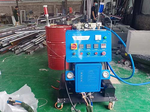 澆注聚氨酯設(shè)備(圖1) Q2600D斷橋鋁空腔澆注聚氨酯設(shè)備